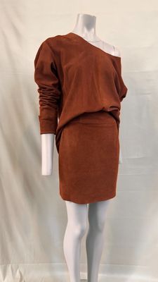 une photo d'un mannequin portant un pull et une jupe marron