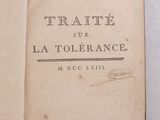 un vieux livre ouvert sur une table
