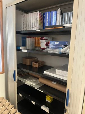 une pièce avec beaucoup de boîtes et de cartons sur les étagères