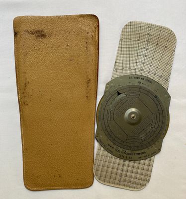 un morceau de tissu et un outil posés sur une table