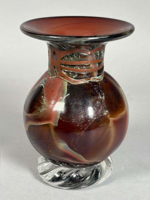 un vase en verre orné d'un motif rouge et noir