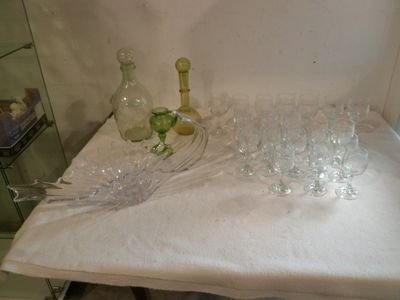 des bouteilles et des verres sur une table recouverte d'une nappe blanche