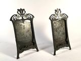 paire de cadres de miroir anciens en métal argenté, ornés de motifs en volutes