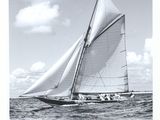 une photo en noir et blanc d'un voilier en mer