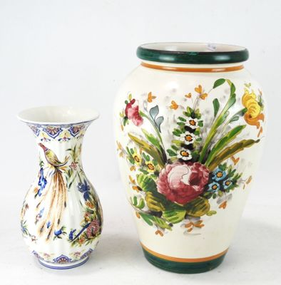 deux vases posés l'un à côté de l'autre sur une surface blanche