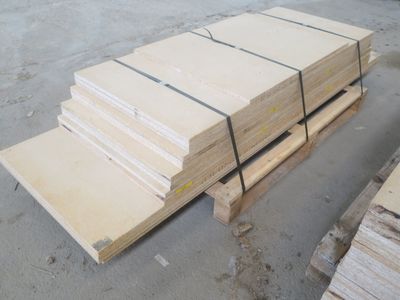 plusieurs morceaux de bois empilés les uns sur les autres dans un entrepôt