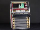 un juke-box posé sur une surface noire