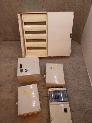 quatre cartons et une armoire dans un coin de la pièce