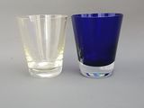 deux verres posés l'un à côté de l'autre sur une table