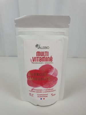 un gros plan sur un sachet de vitamines en poudre posé sur une table