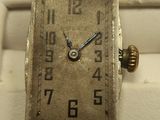 une photo d'une montre en argent exposée dans une bijouterie