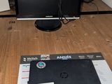 un bureau sur lequel se trouvent un ordinateur portable et un moniteur