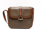 sac à bandoulière en cuir marron et beige sur fond blanc