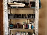 une étagère blanche sur laquelle sont posés de nombreux produits capillaires