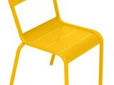 une image représentant une chaise en plastique jaune sur fond blanc