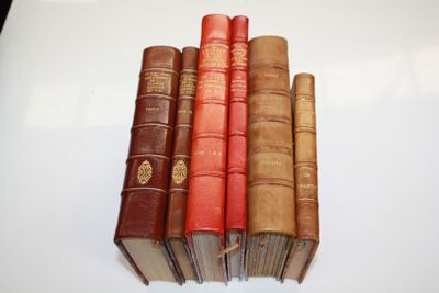 cinq vieux livres empilés les uns sur les autres sur une table