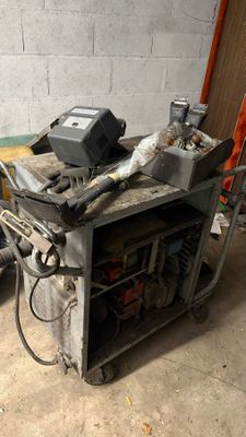l'image d'un établi sur lequel sont posés des outils