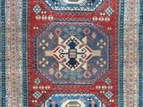 un tapis rouge, bleu et vert à motifs géométriques
