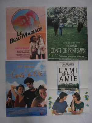 quatre affiches de films français accrochées au mur d'une pièce