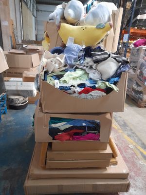 un tas de vêtements dans une boîte en carton posée sur un carton