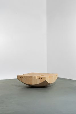 un saladier en bois posé sur une table dans une pièce