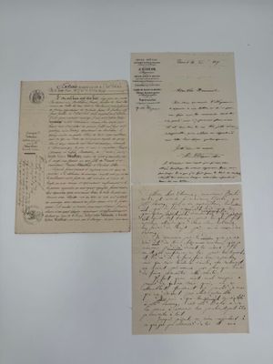 deux vieux papiers portant des notes manuscrites, posés sur une table