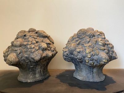 deux sculptures représentant une tête de brocoli posées sur une table