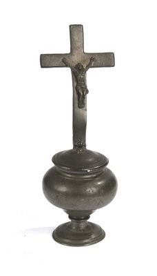 un crucifix en métal surmonté d'une croix