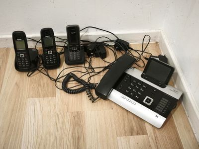 beaucoup de téléphones qui traînent par terre