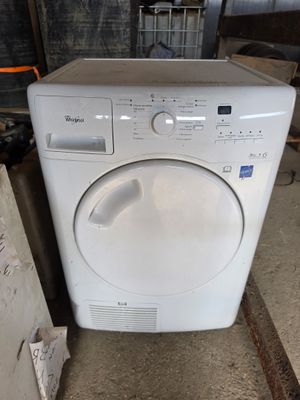 une machine à laver posée sur le sol