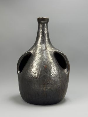 un vase noir posé sur une table