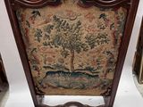 une image représentant un cadre en bois sur lequel est tendue une tapisserie