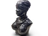 sculpture représentant le buste d'une femme portant un collier autour du cou