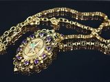 Gros plan sur un collier en or orné d'une croix
