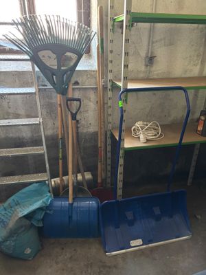 un grand nombre d'outils posés sur le sol