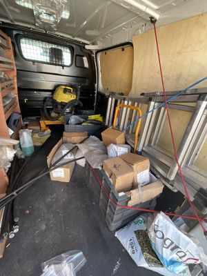 une camionnette avec plein de cartons à l'arrière