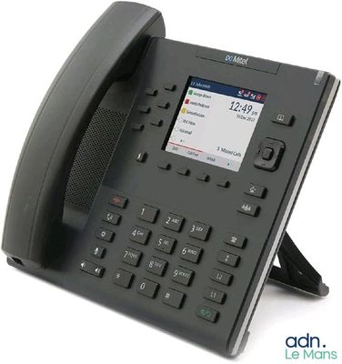 un téléphone noir doté d'un écran