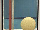 peinture abstraite dans les tons de bleu, jaune et rouge, avec un cercle doré
