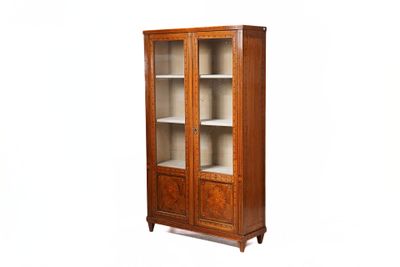 une image d'une armoire en bois avec des portes en verre
