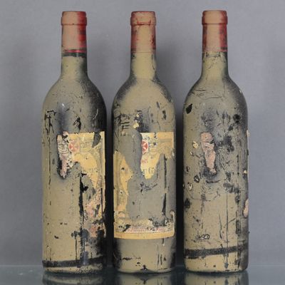 trois bouteilles de vin posées sur une table