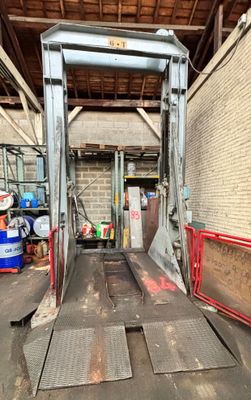 une image d'un chariot élévateur à fourche dans un entrepôt