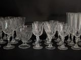un grand nombre de verres à vin vides posés sur une table