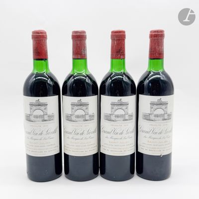 trois bouteilles de vin sont alignées sur une surface blanche
