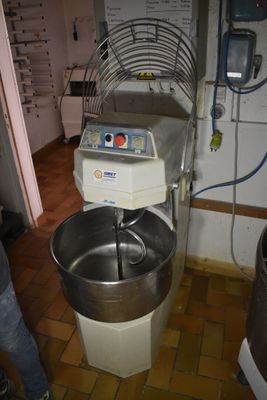une machine posée dans une cuisine, sur laquelle se trouve un saladier
