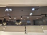 un téléviseur à écran plat accroché au mur d'une pièce