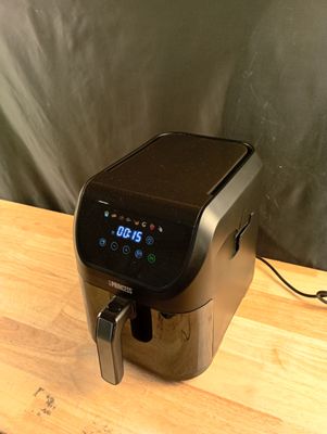 une photo d'une cafetière posée sur une table en bois