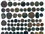 gros plan d'un paquet de pièces de monnaie sur une surface blanche