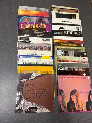 a lot of cassettes that are on a table