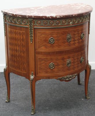 une petite commode avec un plateau en marbre
