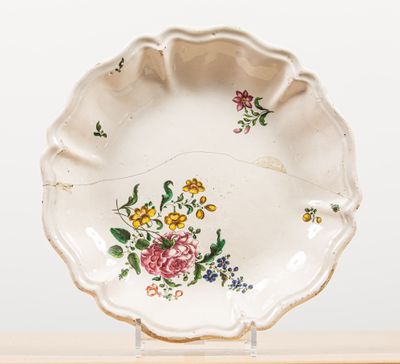 ALLEMAGNE ou SUISSE ? Plat en faïence à décor floral polychr…